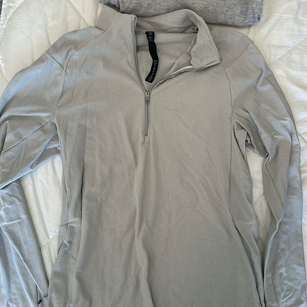 Lululumon medium light gray quarter zip in perfect condition